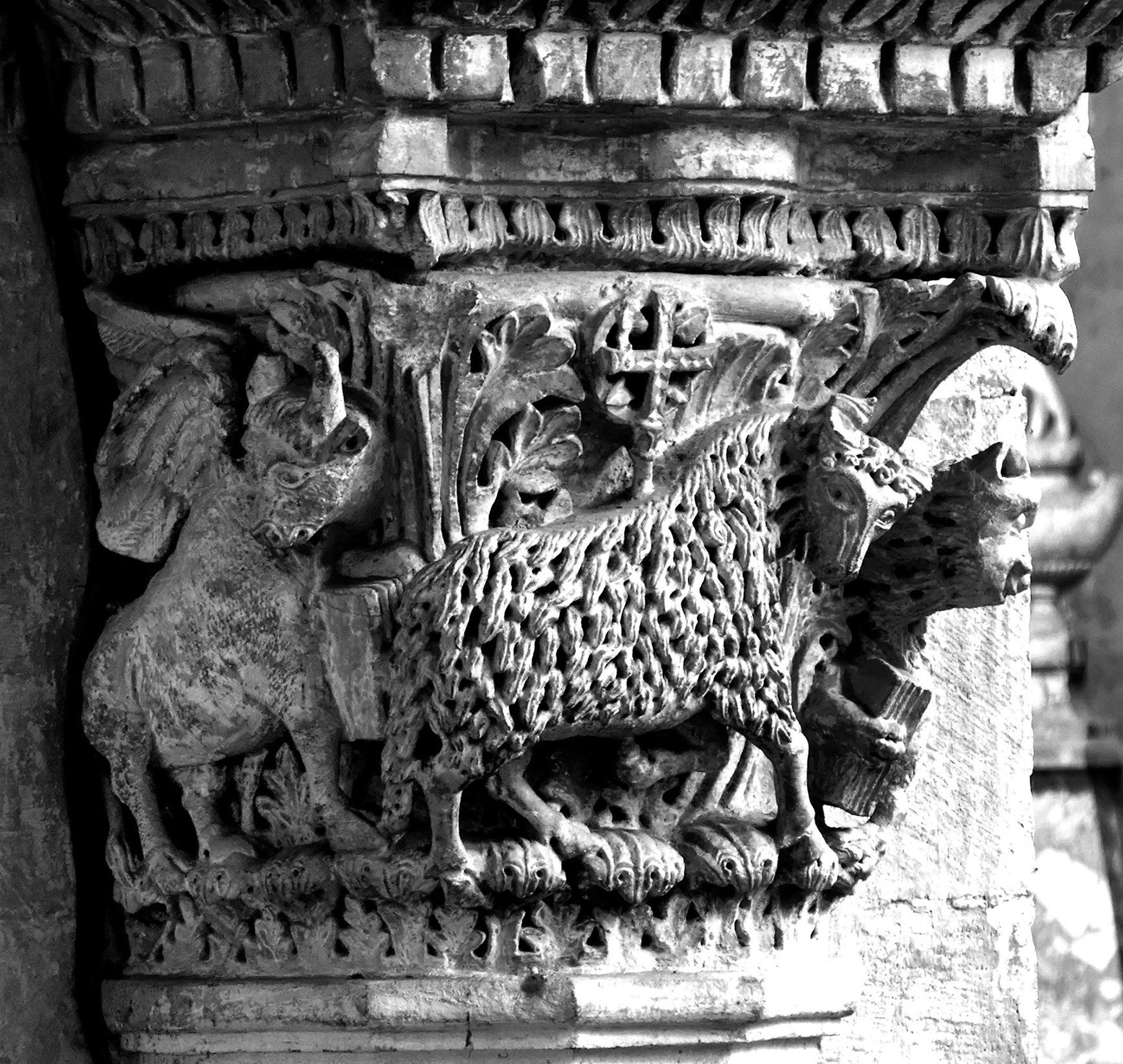 10 - L Agneau a la croix entre le Boeuf et le lion de St-Marc PM